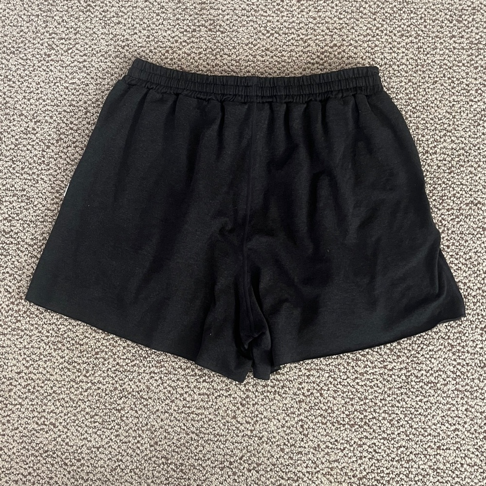 Vuori shorts - Picture 3 of 6